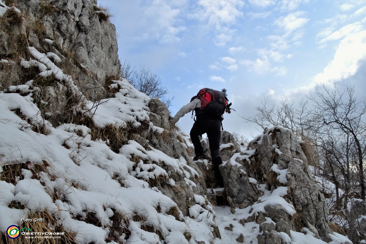 70 Con attenzione su fondo con neve dura e ghiacciatina.JPG